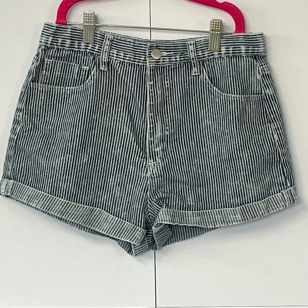 Women’s Forever 21 blue & white striped shorts. Size 28.